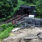 山陽新幹線の線路脇で崩落した太陽光パネル＝６日午前、神戸市須磨区車（神戸市提供）