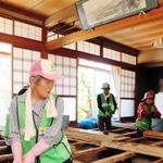 土砂を取り除いた後、床板の泥を落とすボランティアら＝１０日午後２時３８分、丹波市春日町山田（撮影・尾藤央一）