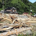 土砂や流木などが集落を覆い、農作物にも被害が及んだ＝宍粟市内