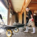 屋内の土砂を屋外に運び出すボランティアたち＝１０日午後１時２１分、宍粟市一宮町河原田（撮影・井上太郎）