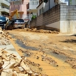 重機で土砂が取り除かれた道路。路肩には依然がれきが残っている＝１０日午前１０時３７分、神戸市灘区篠原台