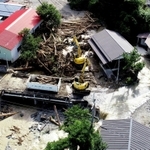 流木が川をせき止めたため、重機を使って進む撤去作業＝９日午後４時３１分、宍粟市一宮町河原田