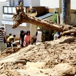 強い日差しの下、土砂や流木の撤去に追われる住民ら＝９日午前１０時４７分、神戸市灘区篠原台（撮影・大森　武）