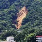 西日本豪雨で土砂崩れが起きた六甲山系の斜面＝神戸市須磨区西須磨（撮影・大山伸一郎）