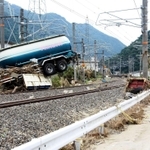 水に流されてＪＲ伯備線の線路上に押し上げられたタンク車＝１１日午後０時８分、岡山県高梁市松山