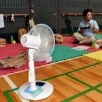 空調設備のない体育館で、扇風機で暑さをしのぐ避難者＝１１日午前、神戸市灘区青谷町１