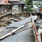 川の氾濫で破壊された道路。辛うじて残った民家でも、住民らが片付けに追われた＝８日午後２時４８分、宍粟市一宮町河原田（撮影・小林良多）