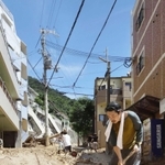 道路に積もった土砂やがれきをスコップでかき出す住民ら＝９日午前１０時３８分、神戸市灘区篠原台（撮影・大森　武）