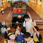 ケーブルカーで、教員と一緒に登校する児童たち＝９日午前、神戸市灘区の六甲ケーブル下駅