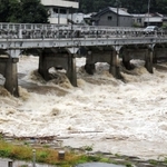 城山橋周辺で激しく水しぶきを上げる美嚢川＝５日午後１時５６分、三木市末広１