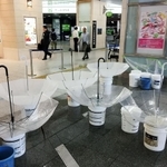 雨漏り対策で広げられた傘＝５日午後、ＪＲ新神戸駅