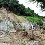 大雨で斜面が崩落し、土砂と倒木で埋まった公園＝８日午後、神戸市北区山田町小部（撮影・後藤亮平）