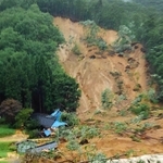 捜索の末、男性が見つかった２階建て家屋（左）。背後の山から土砂が流れ落ち、建物をなぎ倒したという＝７日午前、宍粟市一宮町公文（読者提供）