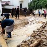 土砂の後片付け作業に追われる住民ら＝８日午前１０時４２分、神戸市灘区篠原台（撮影・後藤亮平）