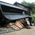 裏山が崩れ、１階部分に流入した土砂で激しく損壊した民家。住人４人はいずれも無事で、近隣住民とともに避難した＝７日午後０時２７分、三木市志染町三津田（撮影・井川朋宏）