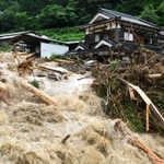 大雨で川が氾濫し、床上浸水の被害に遭った民家＝７日午後２時２分、宍粟市一宮町河原田（撮影・谷川直生）