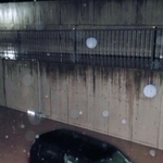 車体の半分が水に漬かった車＝７日午前１時３３分、豊岡市九日市下町