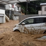 流出した土砂で埋まった道路＝７日午前８時４５分、神戸市灘区篠原台（撮影・中西大二）