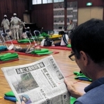 避難所となった小部東小の体育館で過ごす住民たち＝７日午前、神戸市北区鈴蘭台北町７