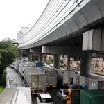 大雨の影響で高速道路で通行止めが相次ぎ、トラックなどの車で渋滞する国道２号＝７日午前８時２５分、神戸市中央区東川崎町
