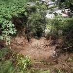 民家の裏にある山の斜面で起きた土砂崩れ＝８日午前、宝塚市長寿ガ丘（撮影・風斗雅博）