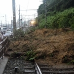 土砂で埋まった山陽電鉄の線路＝６日午後５時５２分、神戸市垂水区塩屋町１（撮影・中西大二）