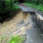 大雨で陥没した道路＝６日午前９時２７分、三田市香下（撮影・門田晋一）