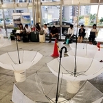 山陽新幹線の運行再開を待つ乗客らの前に、雨漏りを受け止める傘がいくつも広げられた＝６日午前９時３１分、ＪＲ新神戸駅（撮影・山崎　竜）