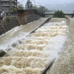 連日の大雨で増水した住吉川。濁流が河川敷の「清流の道」も飲み込んだ＝６日午前１１時６分、神戸市東灘区住吉東町５（撮影・吉田敦史）