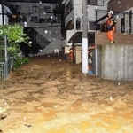 道まで流れ出た土砂。消防署員らが非難を呼びかけた＝７日午前０時５分、神戸市灘区篠原台