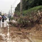 土砂が線路を越えて流入した国道２号＝６日午後、神戸市垂水区（撮影・中西大二）