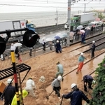 土砂の撤去作業を急ぐ作業員ら＝６日午後、神戸市垂水区（撮影・大山伸一郎）