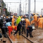線路に入った土砂の取り除き作業を続ける作業員＝６日午後５時４８分、神戸市垂水区塩屋町（撮影・大山伸一郎）