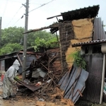 大雨の中、三田市では民家の蔵が倒壊した＝５日午後、三田市東本庄