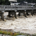 城山橋周辺で激しく水しぶきを上げる美嚢川＝５日午後１時５６分、三木市末広１