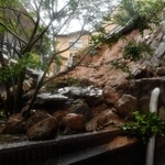 大雨の影響で崩れた住宅裏の土砂＝５日午後０時５５分、神戸市中央区中尾町