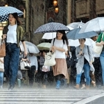 激しい雨の中を歩く人たち＝５日午前、神戸市中央区元町通１（撮影・後藤亮平）