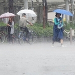 路面に激しく雨が打ち付ける中、傘を差して歩く人ら＝５日午前９時３８分、ＪＲ神戸駅前（撮影・大森　武）
