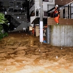 土砂が流入した深夜の住宅街で、消防隊員が住民の安全を確認して回った＝７月７日午前０時５分、神戸市灘区篠原台