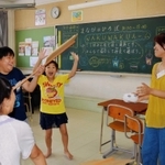 薗小学校に開設された「まなびのひろば」で遊ぶ児童＝岡山県倉敷市真備町市場