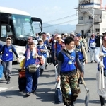 バスで被災地支援に入った兵庫県からのボランティア＝７月１４日、岡山県総社市（撮影・金　旻革）