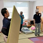避難所に畳を届ける畳店主ら＝７月２０日、岡山県総社市美袋（「５日で５０００枚の約束。」プロジェクト実行委員会提供）
