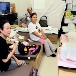 限られた物資で避難所で生活する被災者＝６日午後、広島県坂町小屋浦１