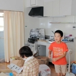 被災者に無償で提供された公営住宅で新しい生活の準備をする毛利有香さんと陽平君＝６日午後、広島県坂町小屋浦