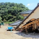 １階部分がほとんど土に埋まった倒壊家屋＝２日午後、広島県坂町小屋浦