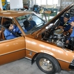 旧車の修復作業に当たる日本工科大学校の学生ら＝姫路市兼田