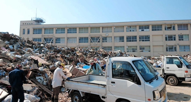 真備東中学校の校庭はごみの山に埋もれていた＝１５日、岡山県倉敷市真備町辻田 