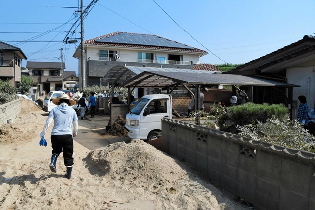 浸水した地域では、水が引いた後も土砂が堆積したままだ＝倉敷市真備町有井