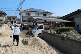浸水した地域では、水が引いた後も土砂が堆積したままだ＝倉敷市真備町有井