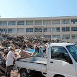 真備東中学校の校庭はごみの山に埋もれていた＝１５日、岡山県倉敷市真備町辻田 